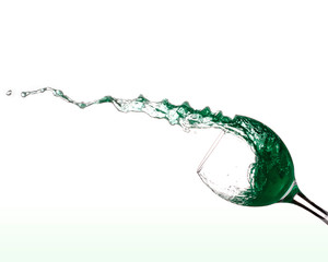 Fototapeta na wymiar grüne Flüssigkeit spritzt aus einem Weinglas