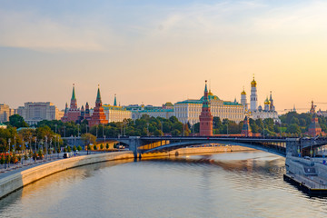 Obraz premium Morning city landscape with view on Moscow Kremlin and river embankment.