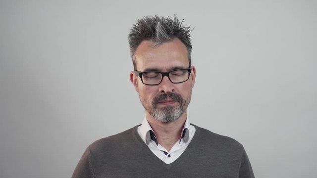 Erwachsener Mann mittleren Alters denkt nach