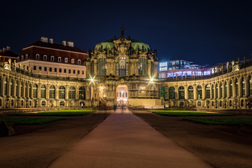 Fototapeta na wymiar Dresdner Zwinger bei Nacht