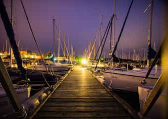 Yachthafen bei Nacht