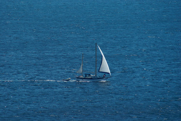 Obraz premium sailing boat in atlantic ocean portugal