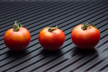 El tomate es una fruta que se puede comer cruda en ensaladas o bien se puede cocinar y hacer salsas...
