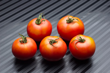 Tomate, fruta madura de color rojo que se puede comer crudo o cocinado, en ensaladas, salsas, mermeladas, zumos o bien integrarlo en los platos cocinados