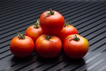 Tomates rojos, maduros, se pueden comer crudos, hacer ensaladas, hacer mermeladas y salsas