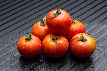 El tomate es una fruta que se puede comer cruda en ensaladas o bien se puede cocinar y hacer salsas y mermeladas así como sofritos, muy utilizado en la cocina mediterránea