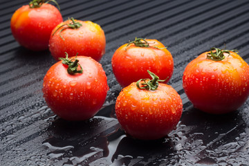 Tomate rojo y madura, preparado para poner en la ensalada y comer crudo; rico en sabor y rico en...