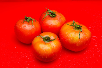 Tomate rojo y madura, preparado para poner en la ensalada y comer crudo; rico en sabor y rico en vitaminas.