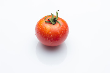 Tomate rojo y madura, preparado para poner en la ensalada y comer crudo; rico en sabor y rico en vitaminas.