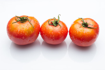 Tomate rojo y madura, fruta saludable llena de vitaminas y antioxidantes; la podemos comer cruda en ensaladas, en zumo o bien hacer salsas y mermeladas
