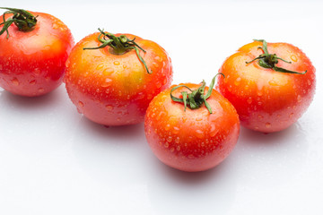 Tomate rojo y maduro, lleno de vitaminas y antioxidantes; muy saludable; lo podemos comer crudo o cocinado, se pueden hacer zumos, salsas y mermeladas