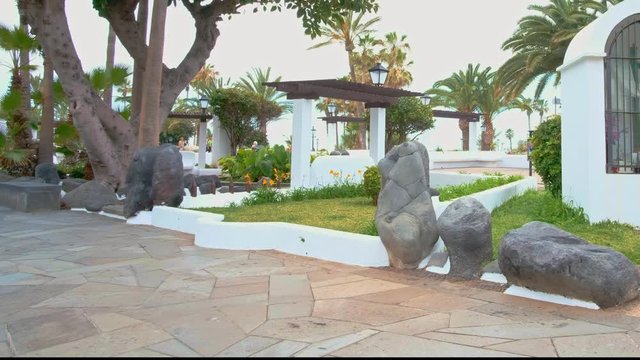 Die Costa Marti&aacute;nez, ist eine Freizeitanlage aus sieben k&uuml;nstlichen Meerwasser-Pools und einem gro&szlig;en See, dazu G&auml;rten, Terrassen, Inseln, Aussichtspunkten, Sonnendecks, Kultureinrichtungen,&nbsp;Bars und 