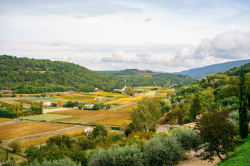 Vue panoramique sur la vallée de Luberon, en automne. Les vignes colorés, les collines. Provence, France, Ménerbes.