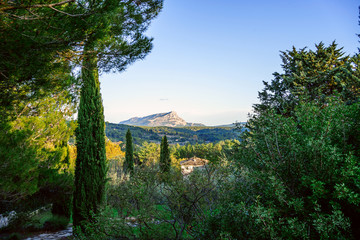 Vue panoramique sur la montagne Sainte Victoire depuis le terrain des peintres Aix-en-Provence....