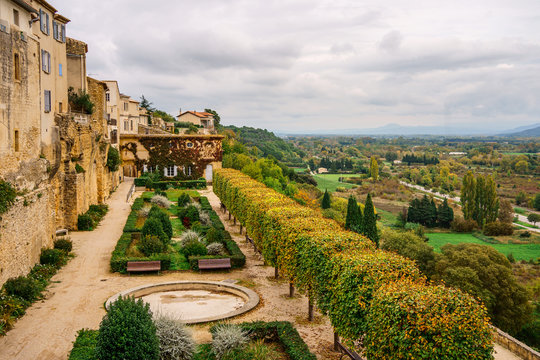 Vue sur le jardin blanc, village Lauris, Provence, Luberon, France.