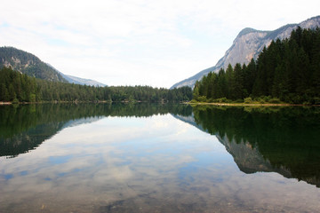 Fototapeta na wymiar Mountains reflected in the lake
