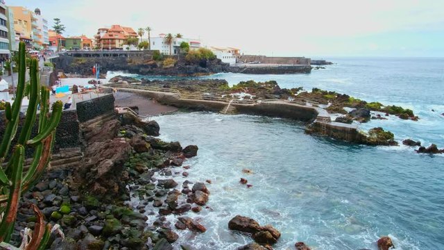 Die Bucht Playa de San Telmo, dies ist die traditionellste und malerischste Badezone von Puerto de la Cruz. Ihren besonderen Reiz verdankt sie bei Ebbe den Wasserbecken und den Felsen.