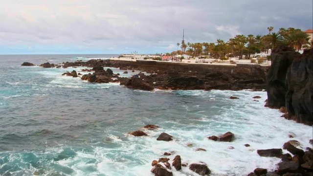 Die Bucht Playa de San Telmo, dies ist die traditionellste und malerischste Badezone von Puerto de la Cruz. Ihren besonderen Reiz verdankt sie bei Ebbe den Wasserbecken und den Felsen.
