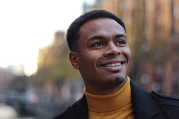 Fototapeta premium Portrait eines jungen schwarzen Mannes in einer Stadt