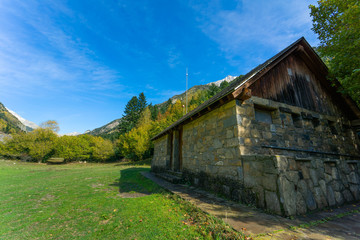 Fototapeta na wymiar Casa refugio en los Pirineos 