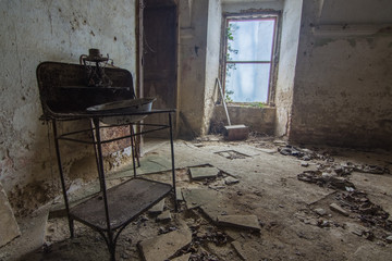 waschbecken aus stahl in einem schloss