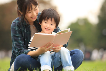 本を読む親子