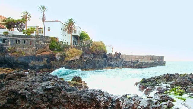 Die Bucht Playa de San Telmo, dies ist die traditionellste und malerischste Badezone von Puerto de la Cruz. Ihren besonderen Reiz verdankt sie bei Ebbe den Wasserbecken und den Felsen.