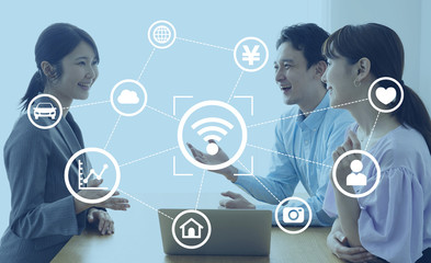 営業を受けるカップル夫婦