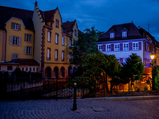 Fototapeta premium Architektura i budynki mieszkalne nad kanałem starego miasta nocą, Colmar