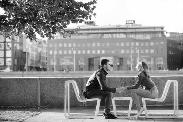 Obraz premium Beautiful young couple on date in the park
