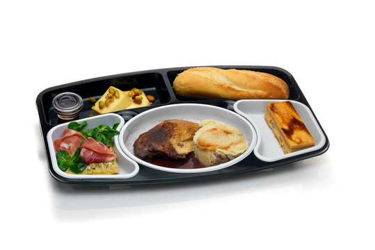 Plateau repas complet noir isol&eacute; sur fond blanc