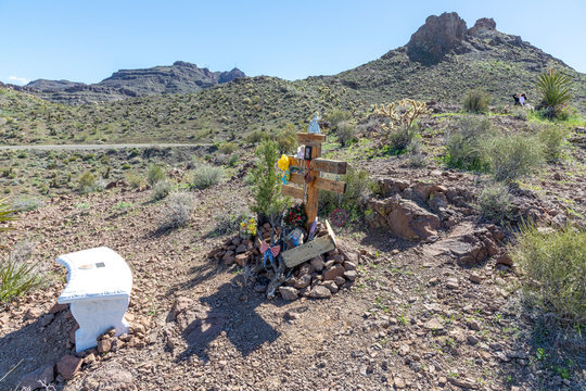 grave of Linda van Summer at the historic Route 66 near oatman
