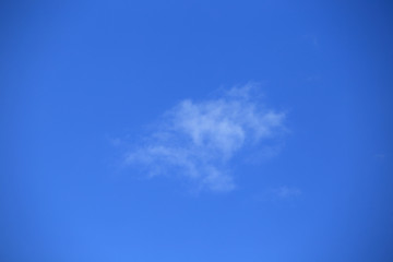 Fototapeta na wymiar slight cloud on the blue sky
