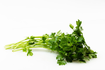 Prezzemolo fresco su sfondo bianco