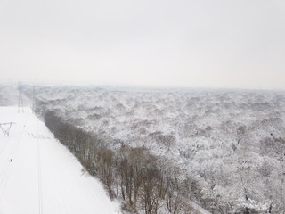 forêt vue du ciel dans le brouillard sous la neige, et champ blanc de neige, ambiance hivernale de noël vue aérienne