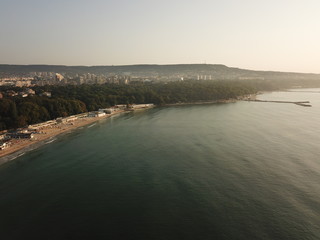vue aérienne d'une plage au lever de soleil sur la mer noire avec ville et montagne dans le fond