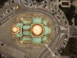 cathédrale avec dôme doré vue de haut, St Alexander à Sofia en Bulgarie
