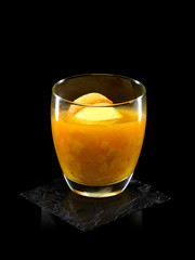 Verrine salade de fruits orange isolé fond noir