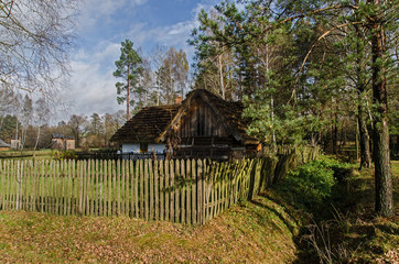 drewniana wiejska zagroda © wedrownik52