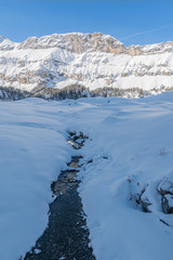 Fototapeta na wymiar Verschneite Winterlandschaft im Berner Oberland