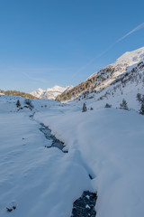 Obraz premium Verschneite Winterlandschaft im Berner Oberland
