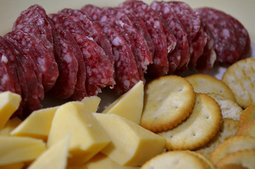 Tentadora picada de salame y queso