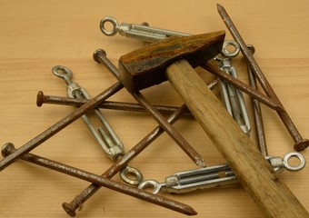 Lavoro manuale: martello, chiodi in ferro e tiranti in ghisa