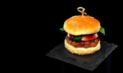 Burger gastronomique avec tomate salade et viande isolé fond noir