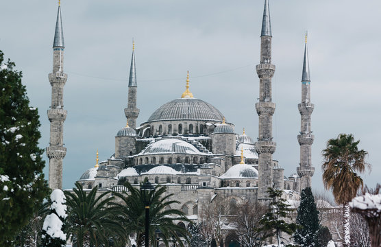  The Sultan Ahmet Mosque (Blue Mosque) - a historic mosque in Istanbul, Turkey. in winter day with snow in Istanbul, 