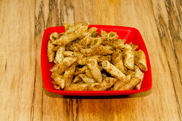 Frisch panierte und gebackene Nudeln