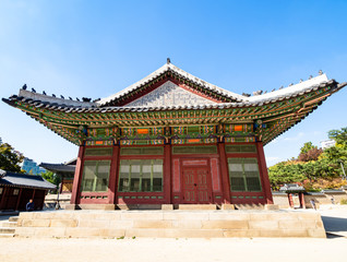 Naklejka premium front view of building in Deoksugung in Seoul