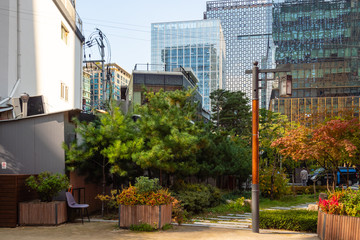 Fototapeta na wymiar green patio between skyscrapers in Seoul city