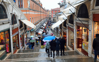People with umbrella in Rialto Bridge while raining in Venice in - obrazy, fototapety, plakaty