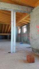 Lavori in corso nel cantiere edile